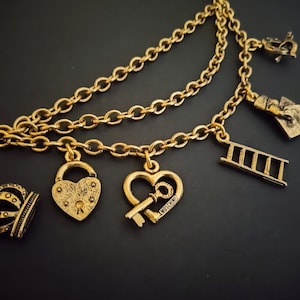 MOSCHINO ~ Cinturón/Collar/Cadena/Eslabón/Sautoir de Metal con Pátina Dorada Vintage Auténtico - Corazón de Amor, Llave, Escama, Candado, Herradura, Tarjetas, Corona