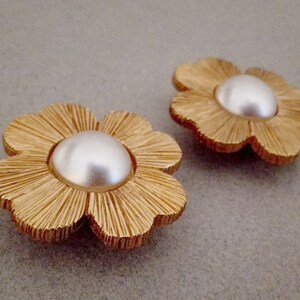 YVES SAINT LAURENT Authentic Vintage Gorgeous Massive Gold Plated Flower Clip-On Earrings Faux Mother Of Pearl Bead image 4