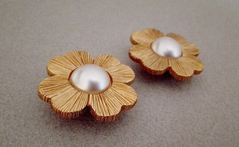 YVES SAINT LAURENT Authentic Vintage Gorgeous Massive Gold Plated Flower Clip-On Earrings Faux Mother Of Pearl Bead image 4