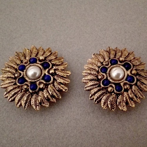 GUY LAROCHE ~ Authentic Vintage Gold Tone Round Circle Feathers shops Flowers Clip-On Earrings - Blue Marine Beads - Faux Pearl