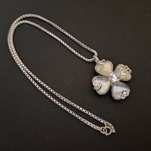 YVES SAINT LAURENT ~ Authentic Vintage Silver Plated Flower & Heart Pendant Necklace/Chain/Choker - Green Reflections - Heart - Clover