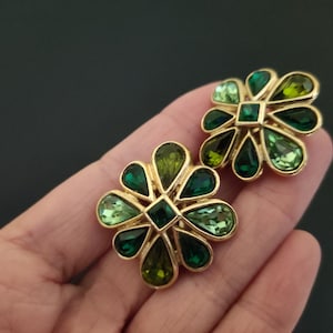 YVES SAINT LAURENT ~ Authentiques boucles d&#39;oreilles clip fleurs vertes en plaqué or vintage - Strass cristal Swarovski