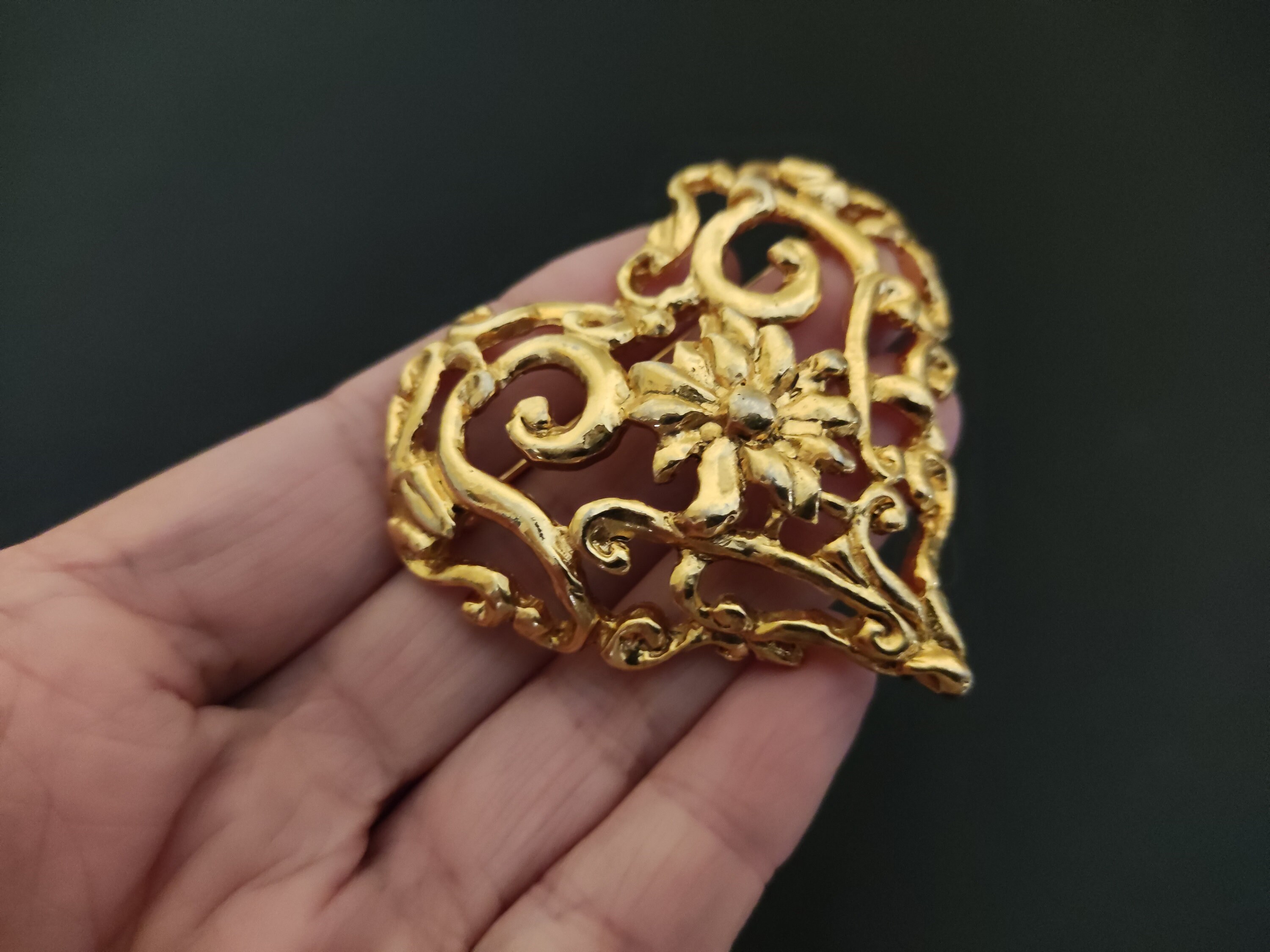 Christian Lacroix ハート型ブローチ CHRISTIAN LACROIX ~ Authentic Vintage Gold Plated Flowery