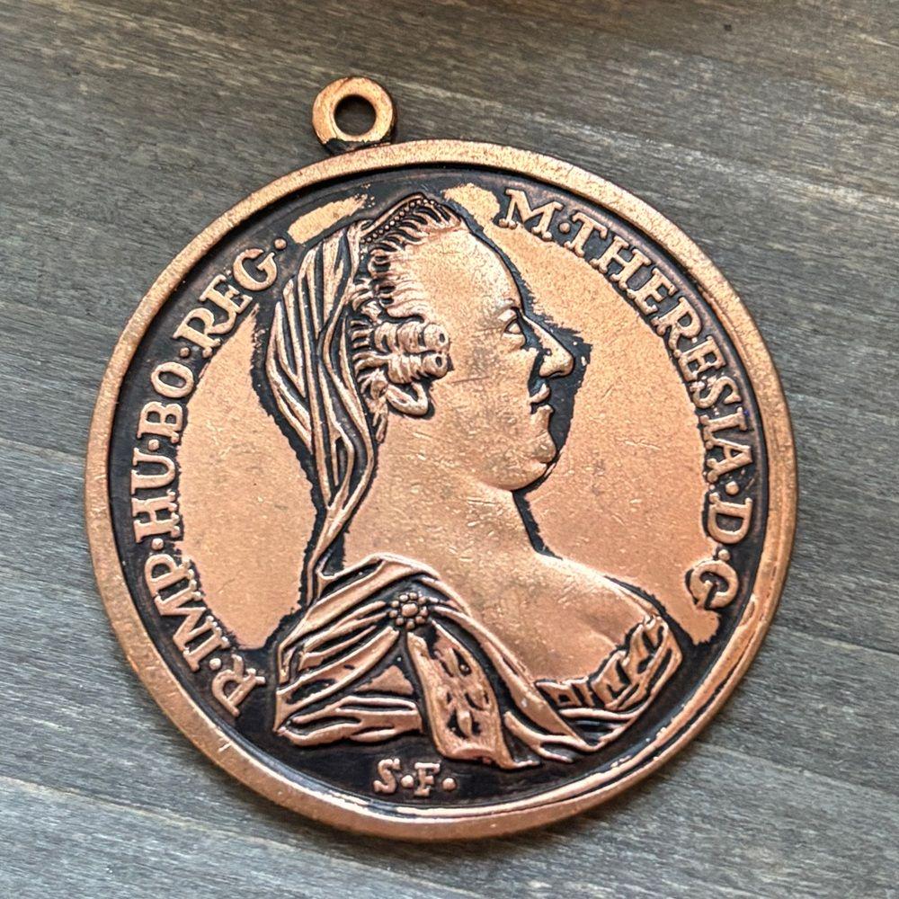 Vintage Gold Tone Textured Multi Link Chain Belt Maria Theresia Coin Charm 1780 1780 maria theresa thaler - Gem main image 3