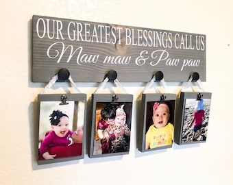 Portafotos para nietos – “Nuestras mayores bendiciones nos llaman” Exhibidor de fotos familiares de madera – Regalo para abuelos – Letrero personalizado con nombre