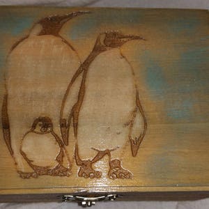 Belle boîte en bois fabriquée à la main de pingouins peinte à la main, bijoux, boîte de fée des dents, boîte de bébé, boîte de bibelots, boîte de cartes à jouer, boîte de mémoire