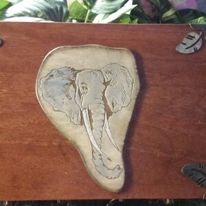 Boîte en bois fabriquée à la main avec un éléphant gravé et peint à la main