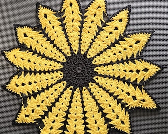 Tapete redondo con forma de girasol, 53 cm de diámetro, tejido a crochet y hecho a mano según sus especificaciones.