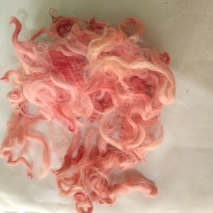 Coral pink wavy wool fibre and locks, hand washed,  10g, Devon & Cornwall Longwool, rare breed,  doll hair,  fibre art, felting, needle felt