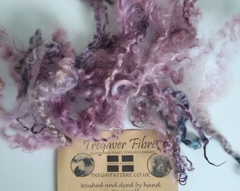 フェアリーミックスティースウォータールーズカーリーウール（v）10g、100％手作業で加工・染色、ピンクパープルブルー、フェルト、人形の髪用