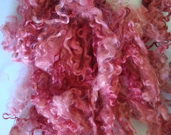 mieszanka róż (róże, czerwień/róż) teeswater luźna kręcona wełna 10g, 100% ręcznie przetwarzana i farbowana, idealna do projektów rzemieślniczych i akcentowania, filcowania