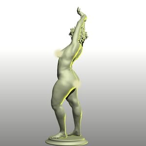 Puede incluir: Estatua verde claro de una figura desnuda con los brazos levantados. La figura tiene cabello rizado y está de pie sobre una base redonda. La estatua está iluminada con un brillo amarillo, resaltando la forma.