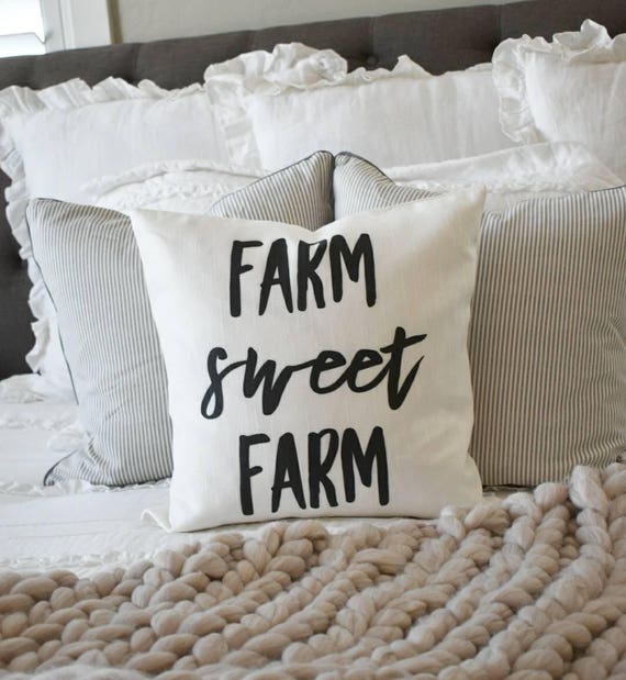 Farm sweet Farm, Farmerhouse Pillow Cover, rustic Pillow Cover, Spring pillow cover, boxwood wreath, green leaf wreath,18x18