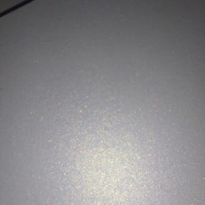 Papier cartonné 300 g/m² - Finition glaciale argentée métallisée subtile - Recto-verso