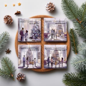 Könnte beinhalten: Vier quadratische Weihnachtskarten mit dem Text "MERRY CHRISTMAS FROM OUR FAMILY TO YOURS" sind auf einem Holztablett angeordnet. Jede Karte zeigt eine Familienszene vor einem Weihnachtsbaum. Das Tablett ist mit Tannenzapfen und Grün geschmückt.