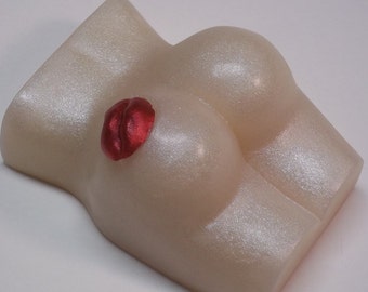 Cultured Pearls Butt shapedSoap enveloped in the warmth of vanilla, pear & cashmere musk