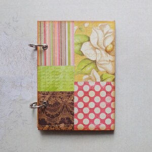Liten blommig anteckningsbok. Rosa, brun, grön, med prickar och ränder, lapptäcke, scrapbooking, skissblock.