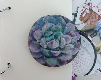 Roche céramique. Peinture de cactus vert et violet sur presse-papier en argile. Peint à la main avec des acryliques. Unique en son genre.