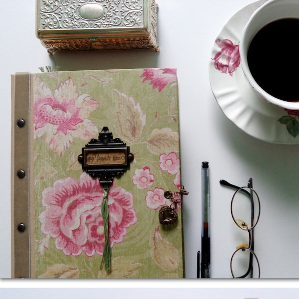 Romantisches Fotoalbum zum Valentinstag. Papiertüte Blume rosa und grün Vintage-Stil Journal, Tagebuch.