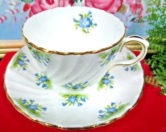 Aynsley tea cup and saucer swirl floral pattern teacup England 1930s