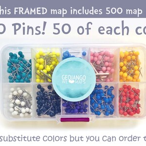 Puede incluir: Un recipiente de pl&aacute;stico transparente con 10 compartimentos llenos de 500 chinchetas para mapas. Cada compartimento contiene 50 chinchetas de un color diferente: turquesa, amarillo, blanco, azul oscuro, azul claro, rosa, rojo y naranja. El recipiente tiene una etiqueta que dice "GEOJANGO WE MAPS".