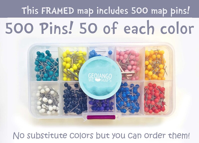 Puede incluir: Un recipiente de pl&aacute;stico transparente con 10 compartimentos llenos de 500 chinchetas para mapas. Cada compartimento contiene 50 chinchetas de un color diferente: turquesa, amarillo, blanco, azul oscuro, azul claro, rosa, rojo y naranja. El recipiente tiene una etiqueta que dice "GEOJANGO WE MAPS".