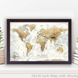 Puede incluir: Un mapa del mundo enmarcado con un marco moca. El mapa est&aacute; impreso sobre un fondo blanco con detalles marrones y beige. El mapa incluye una br&uacute;jula y el texto "The World Dream Explore Discover". El mapa mide 61 cm por 41 cm.
