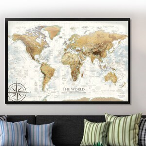 Puede incluir: Un mapa del mundo enmarcado con una br&uacute;jula en la esquina inferior izquierda. El mapa es de estilo vintage con una combinaci&oacute;n de colores beige y marr&oacute;n. El texto "THE WORLD" est&aacute; impreso en el centro del mapa.