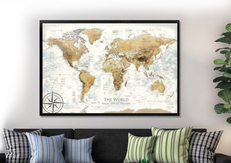 Puede incluir: Un mapa del mundo enmarcado con una br&uacute;jula en la esquina inferior izquierda. El mapa es de estilo vintage con una combinaci&oacute;n de colores beige y marr&oacute;n. El texto "THE WORLD" est&aacute; impreso en el centro del mapa.