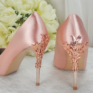 Blushroze satijnen bruidsschoenen: roségouden hak met hak