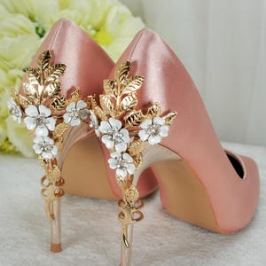 Blush roze satijnen hakken: gouden kersenbloesem bloemenversiering