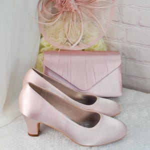 Atemberaubende Rosa Satin Clutch Bag Fascinator Hut Passendes Braut Set Hatinator Geldbörse Schuhe für Hochzeitsgast Mutter von Braut Bräutigam