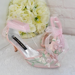 Rosa Satin Heels mit Sage Grün Blumen Stickerei, Niedriger Kitten Absatz Hochzeitsgast Kleid Schuh Mutter der Braut Bräutigam