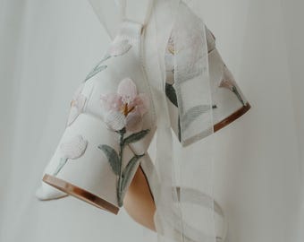 Ivoorkleurige satijnen bruidssandalen: bloemen geborduurde blokhak trouwschoenen