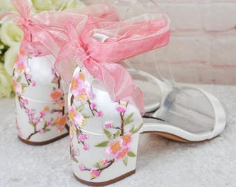 Ivoorkleurige satijnen bruidssandalen: bloemen geborduurde blokhak trouwschoenen