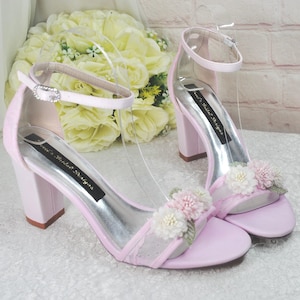 Blush roze satijnen bruidssandalen: 3D-gebloemde blokhak trouwschoenen