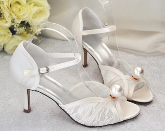 Tacones de novia de satén y encaje marfil: zapatos de boda con perla