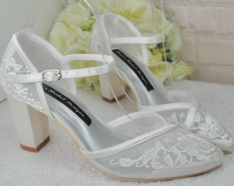 Witte blokhakken met witte bloemenillusie mesh: geborduurde sandalen