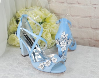 Sandalias de novia con tacón de bloque de satén azul y flores de cerezo