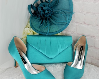 Conjunto de noiva em cetim azul-petróleo: salto baixo feito à mão, bolsa clutch e fascinator