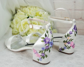 Ivoorkleurige satijnen bruidssandalen: bloemen geborduurde blokhak trouwschoenen
