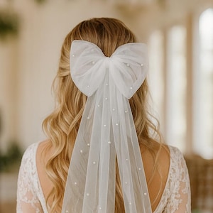 Lazo de tul perlado para el cabello de novia: una alternativa al velo de novia.