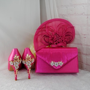 Rosa Satin Heels, Clutch Tasche und Fascinator Hut. Passendes Brautset, Hatinator Geldbörse Schuhe für Hochzeitsgast Mutter des Braut Bräutigams