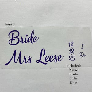 Pode incluir: Um cartão branco com as palavras "Bride" e "Mrs Leese" escritas em fonte cursiva roxa. O cartão também inclui a data "12.12.25" e as palavras "I Do" escritas em preto. O texto "Included: Name, Bride, I Do, Date" também está escrito em preto.