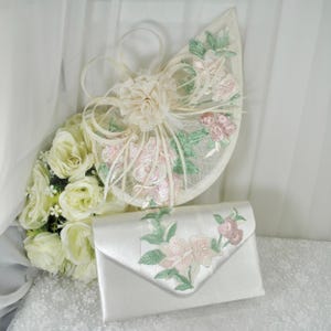 Conjunto de tocado y bolso de mano en color marfil y rosa: Tocado nupcial bordado con flores.