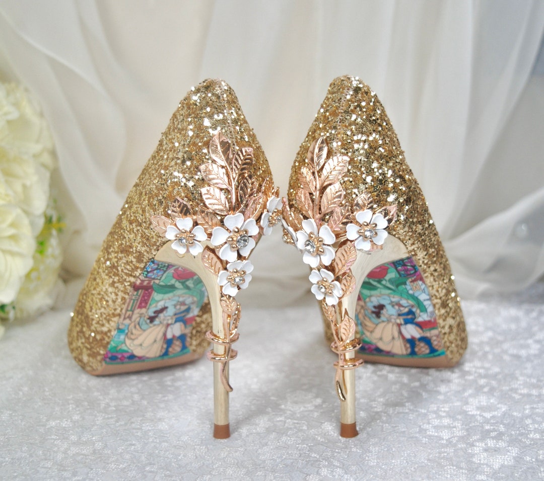 Sapatos de noiva com glitter dourado: saltos de noiva com flor de