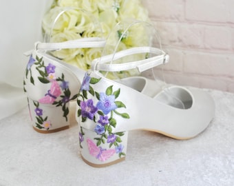 Ivoorkleurige satijnen bruidssandalen: geborduurde bloemen trouwschoenen