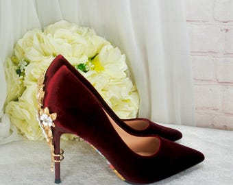 Luxuriöse Wein Rot Samt High Heels mit Gold Floral Kirschblüte