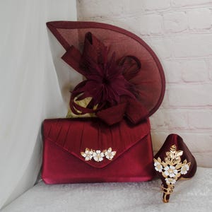 Chaussures à talons en satin rouge bordeaux, pochette et fascinateur. Ensemble nuptiale assorti, chaussures sac à main Hatinator pour invitée de mariage, mère du marié