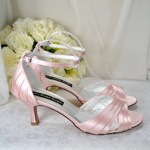 Blush roze satijnen bruidssandalen: peeptoe schoenen met kleine hak